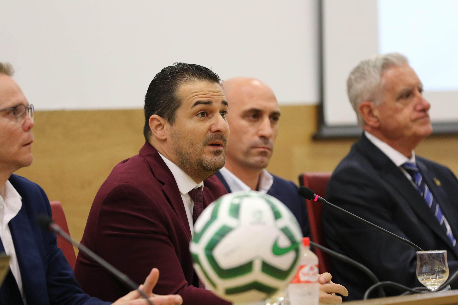 Pablo Lozano, presidente de la Andaluza, debe decidir si reestructura la División de Honor.