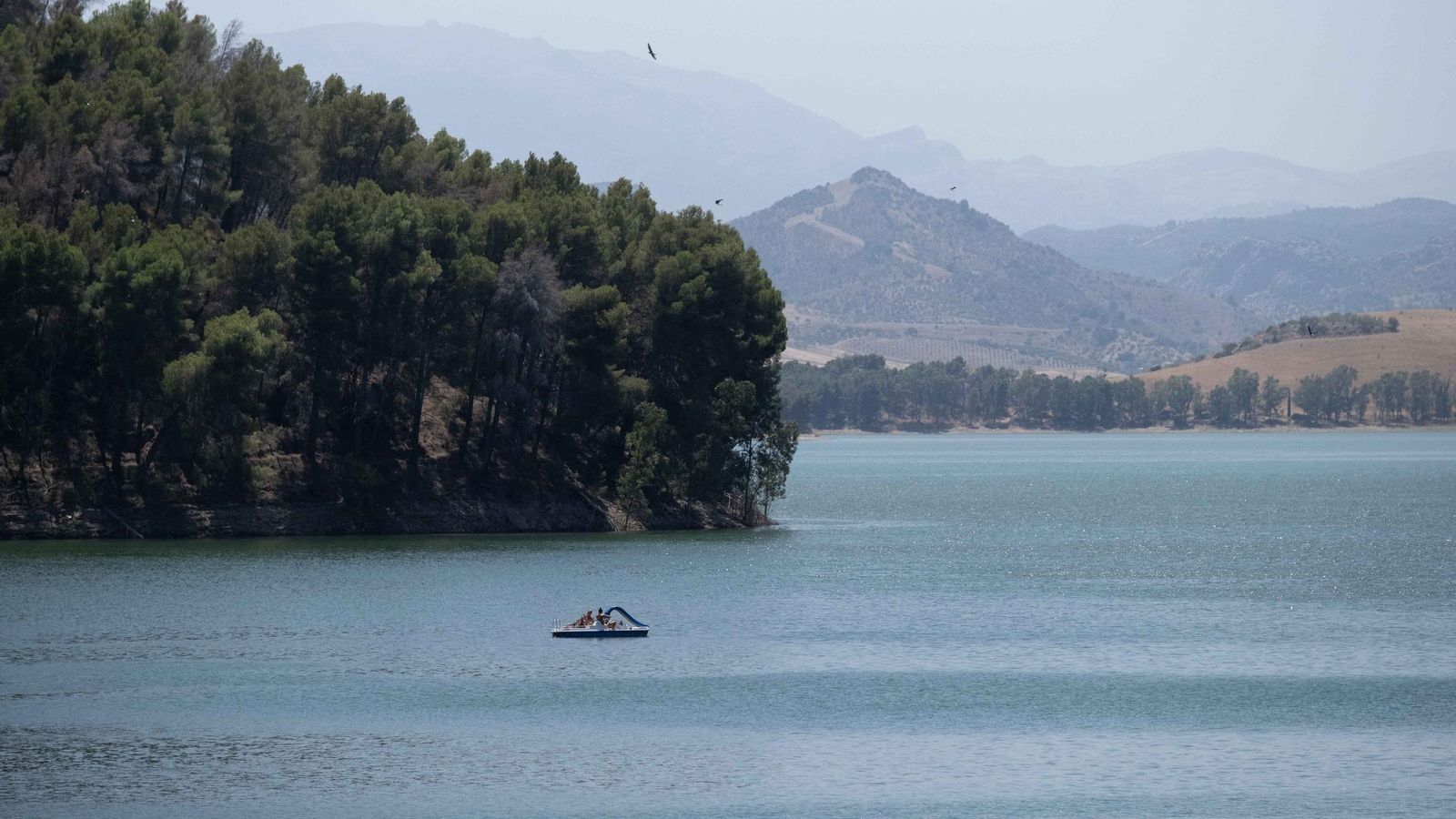 En el pantano se pueden practicar diferentes actividades.
