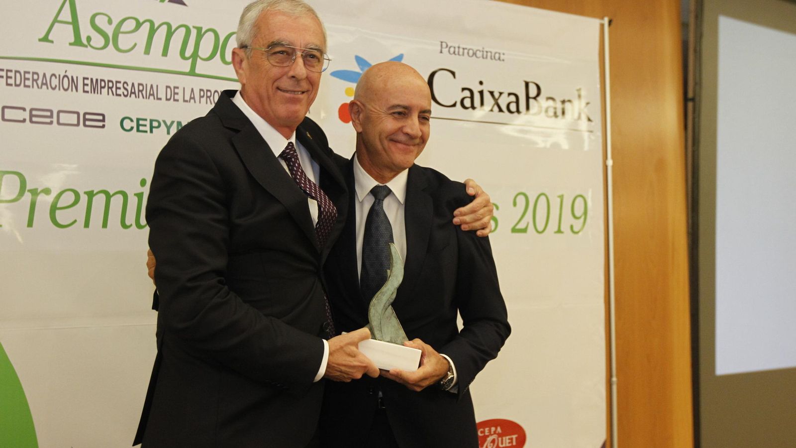 El presidente de Cuellar Arquitectura de Mármo, Diego Martínez Cano, recoge el premio de manos del presidente de Asempal, José Cano.