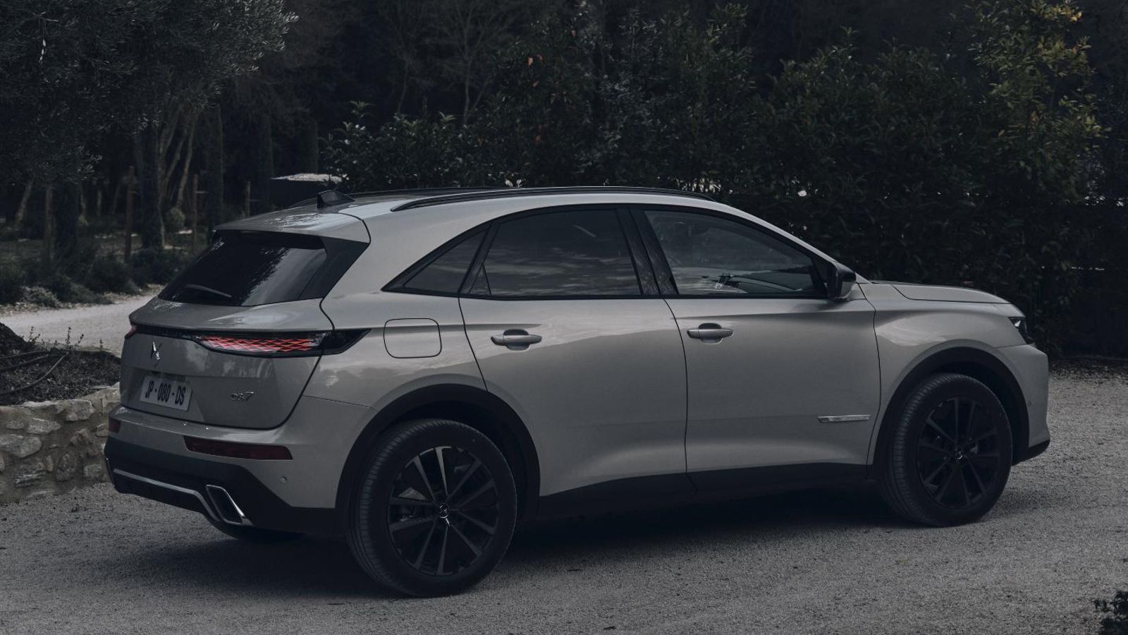 En el caso del DS 7 la colección Esprit de Voyage exclusivamente se liga a las versiones con sistemas de propulsión híbridos enchufables.