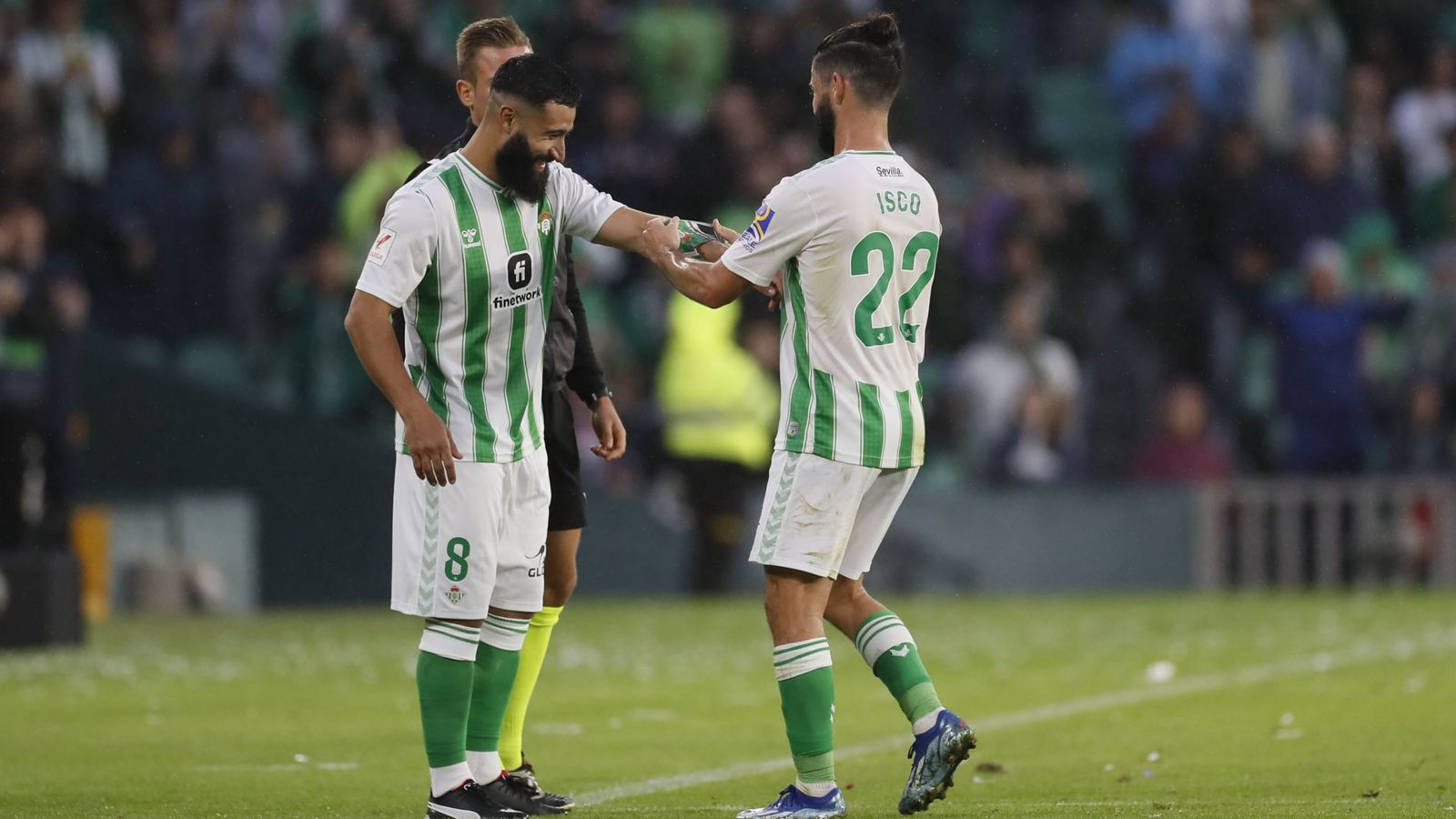 Isco le pone el brazalete de capitán a Fekir a su entrada al campo.