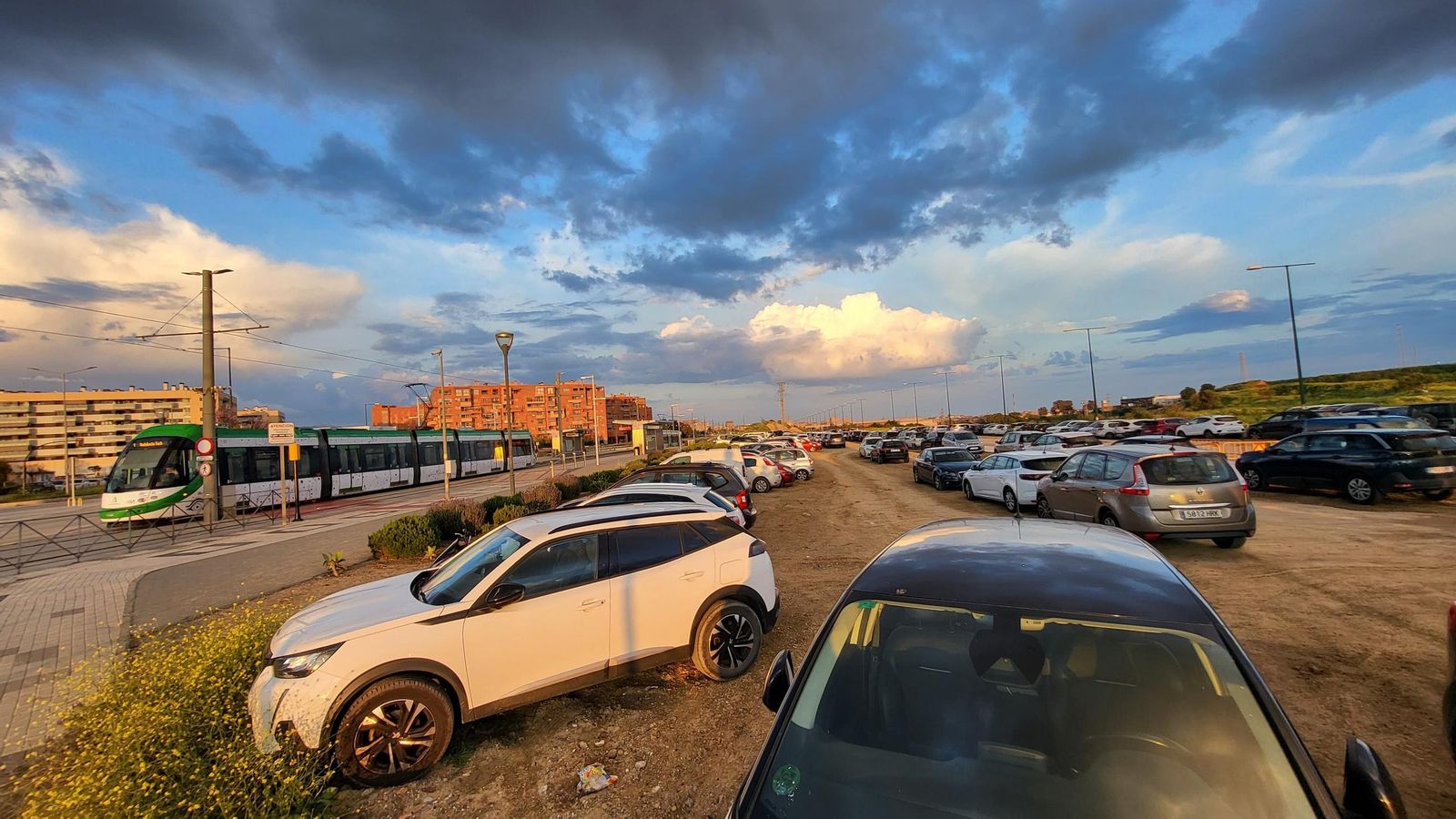Los aledaños del Metro en Teatinos, un aparcamiento disuasorio improvisado para ir en suburbano al Centro.