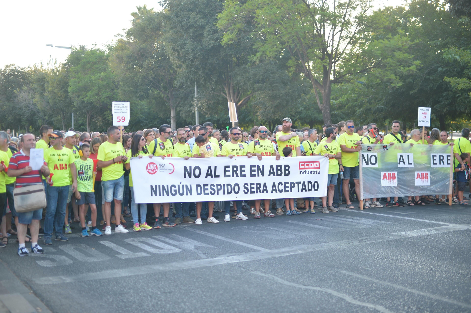 Manifestación por las calles de Córdoba contra los despidos en ABB.