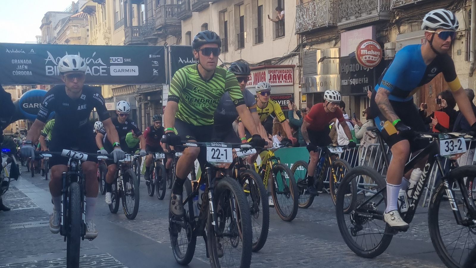 Ciclistas en la salida de la calle Bernabé Soriano.