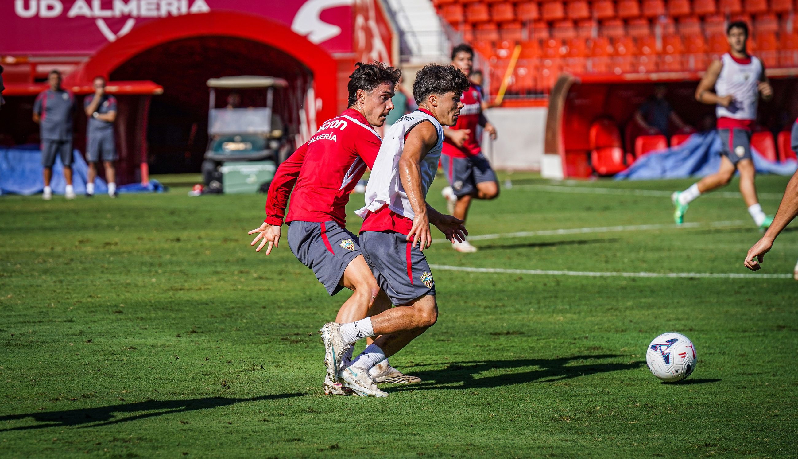 El Almería pone a prueba su liderato ante un aspirante al ascenso