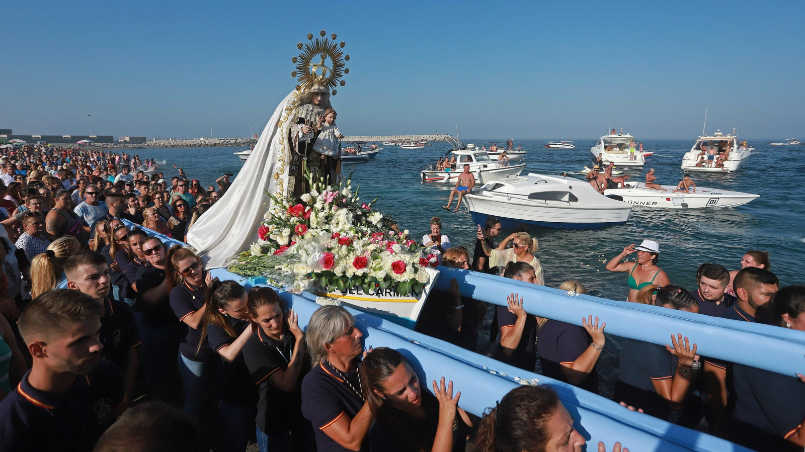 La Virgen del Carmen procesiona por la orilla de La Atunara