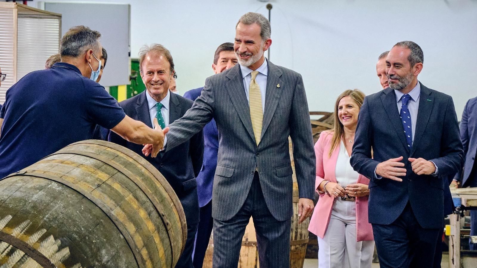 El Rey y las autoridades que le acompañaban, durante la visita a la bodega El Tiro.