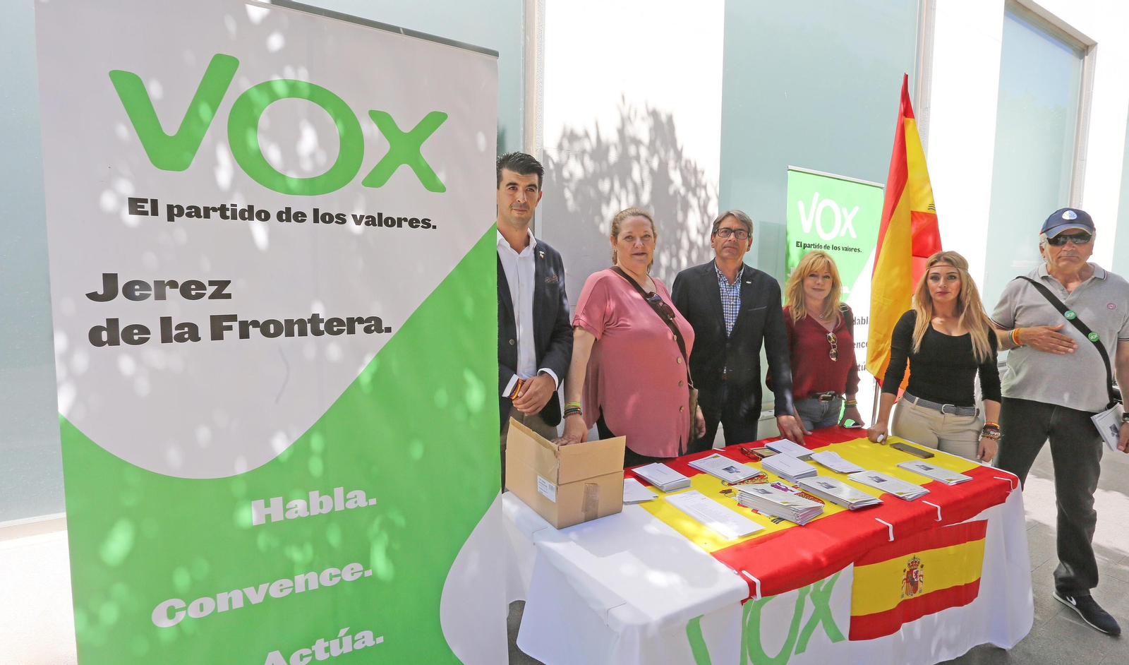Integrantes de Vox, entre ellos su candidato, en una mesa informativa instalada este martes.