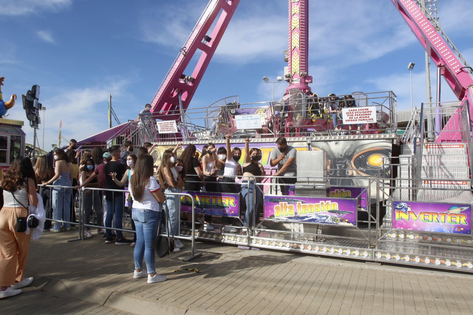 Primera jornada en el parque de atracciones de El Arenal, en imágenes