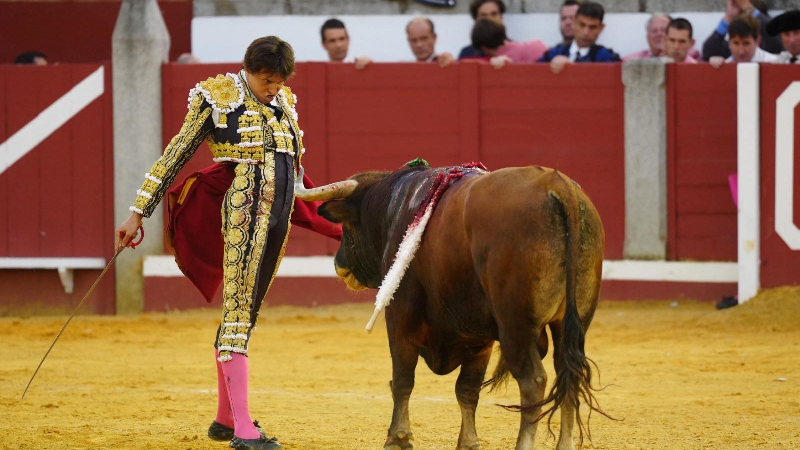 Roca Rey, en un desplante ante uno de los astados. Roca Rey, en un desplante ante uno de los astados.