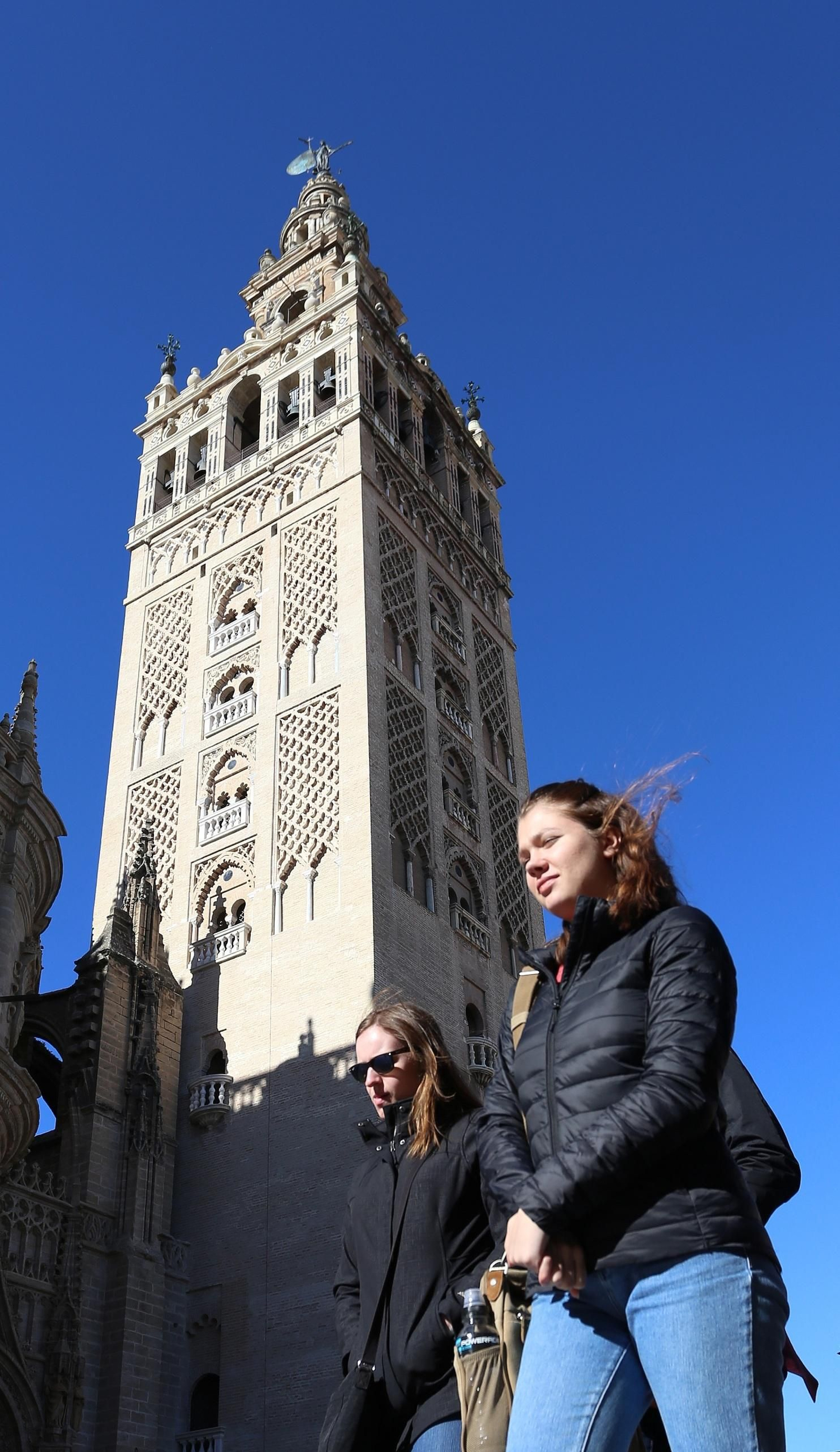 La cara sur de la Giralda luce un aspecto mucho más luminoso.