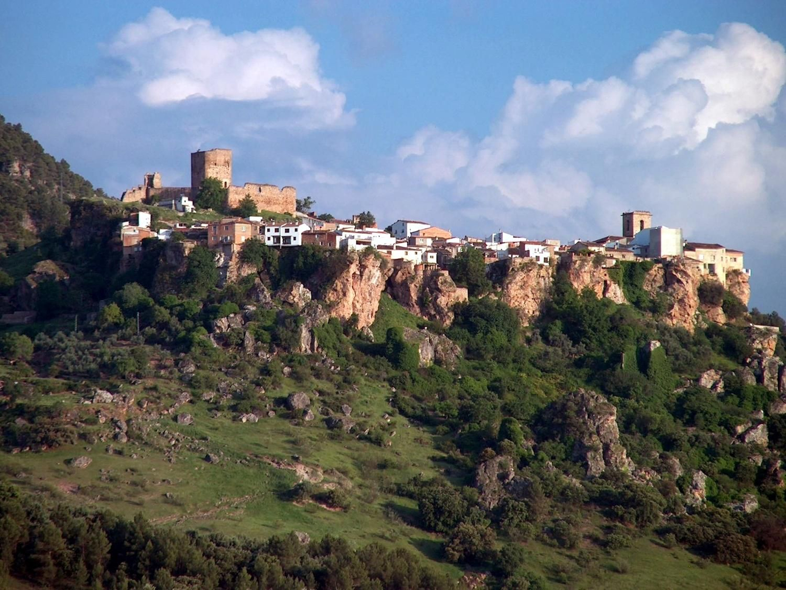 Aunque se visita mucho, realmente hay pocos horneros u hornenses, con una población de 679 personas.