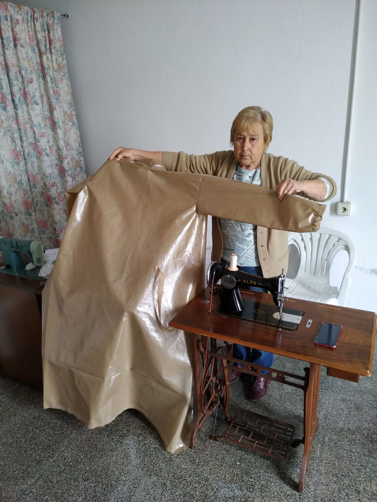 Voluntaria de Níjar confeccionando una bata.