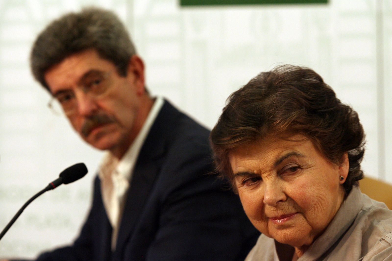 Juan Bosco Díaz-Urmeneta, a la izquierda, junto a Carmen Laffón, en cuya obra es el mayor experto y a la que ha dedicado trabajos memorables.