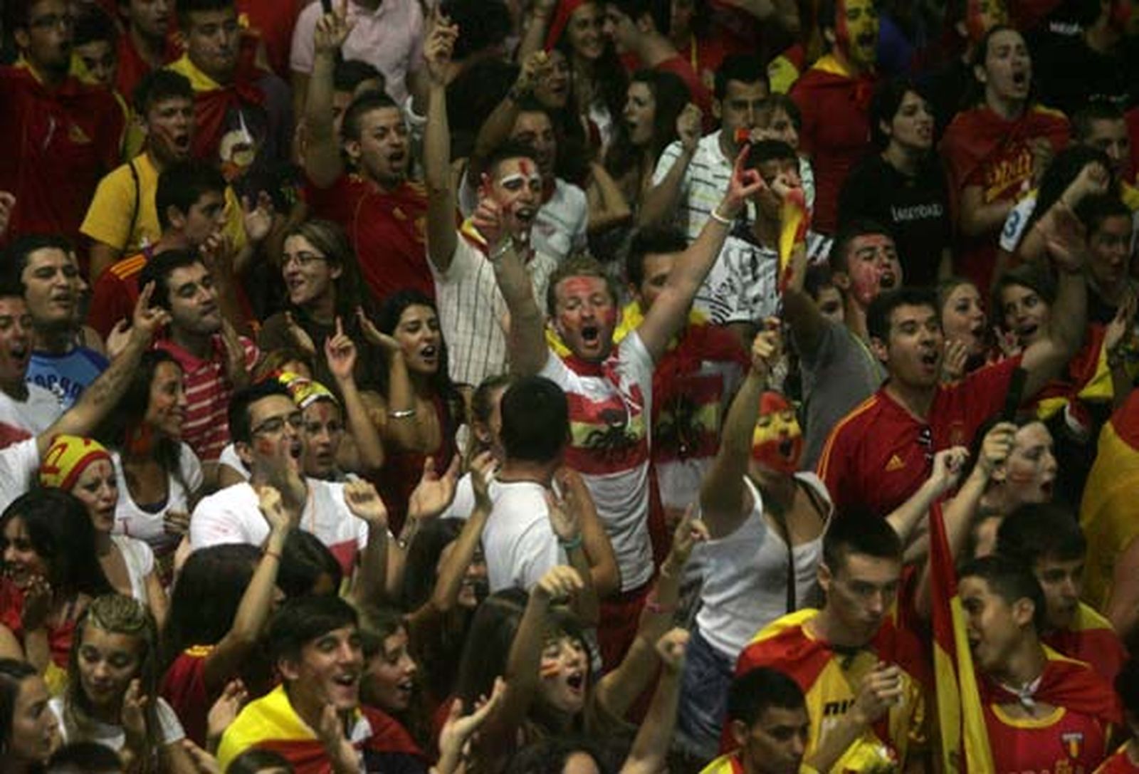Todos los aficionados salieron a la calle a celebrar la victoria del Mundial vestidos con los colores de la selección

Foto: J.M. Quinones