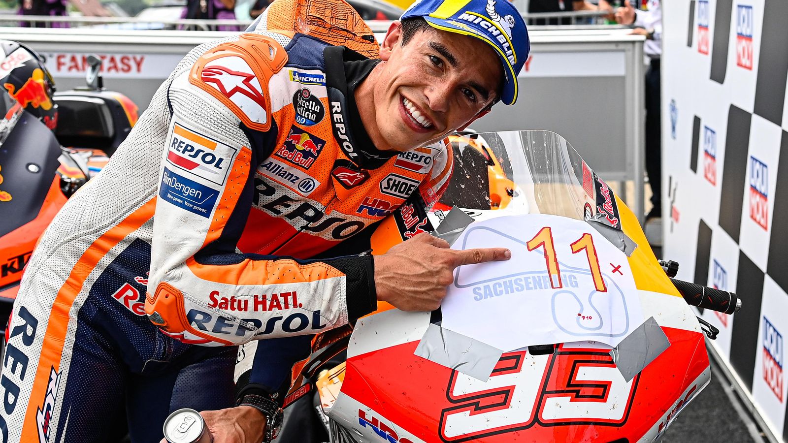 Márquez señala el número 11 al final de la carrera en Alemania.