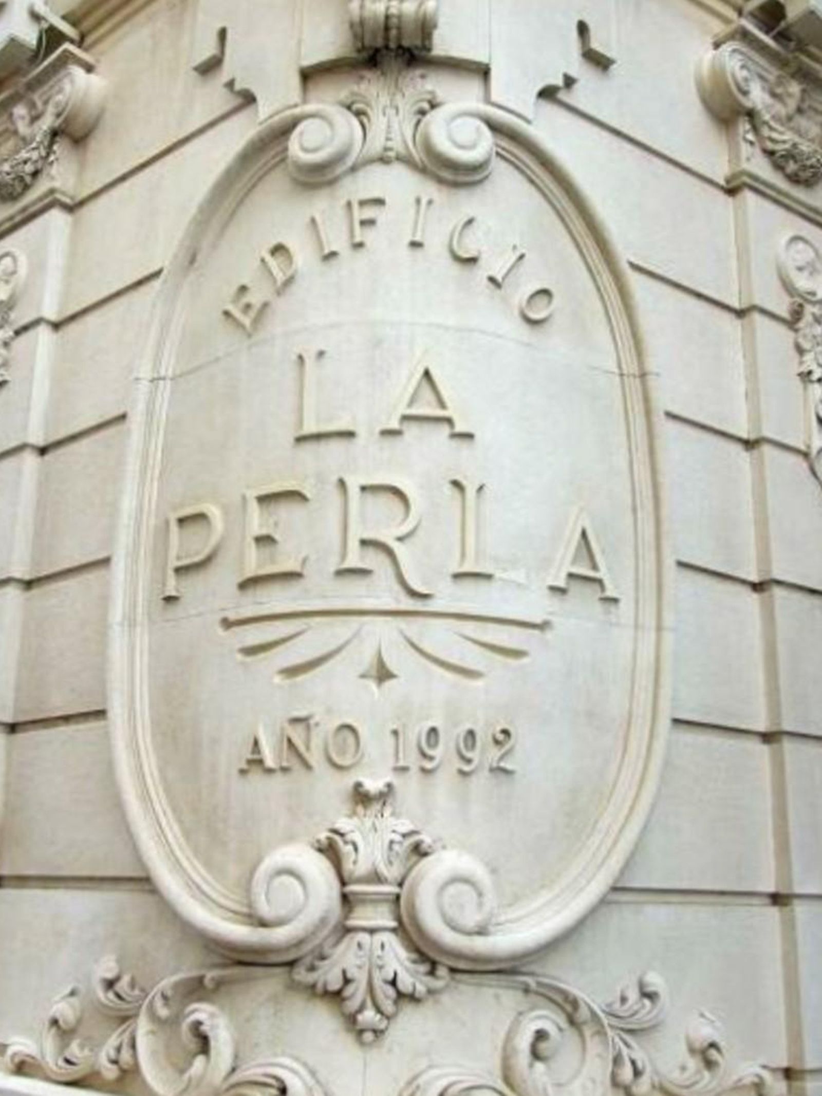 Edificio La Perla, donde se encontraba la histórica cafetería La Perla. Edificio La Perla, donde se encontraba la histórica cafetería La Perla.