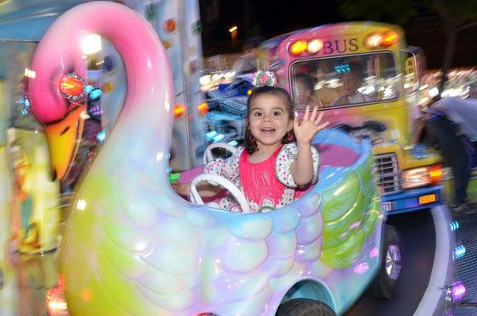 Tiempo para todo. Una pequeña ‘flamenca’ disfruta en una de las atracciones. 

Foto: Manuel Aranda