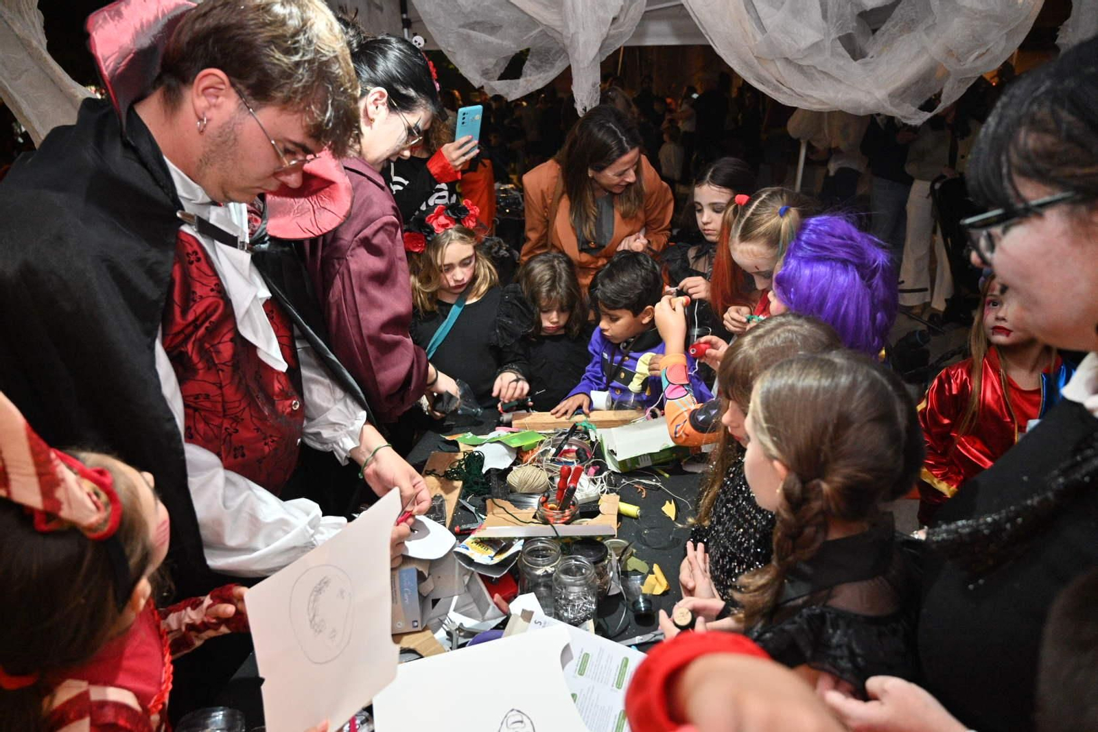 Búscate en las fotos de la Noche en Negro de Almería