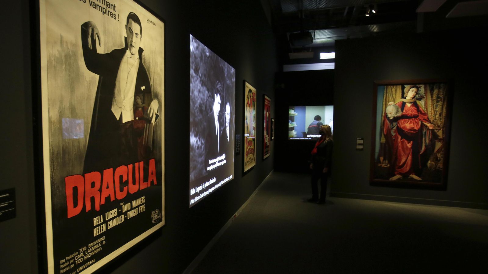 Carteles de películas de Béla Lugosi; a la derecha, obra de Cindy Sherman.