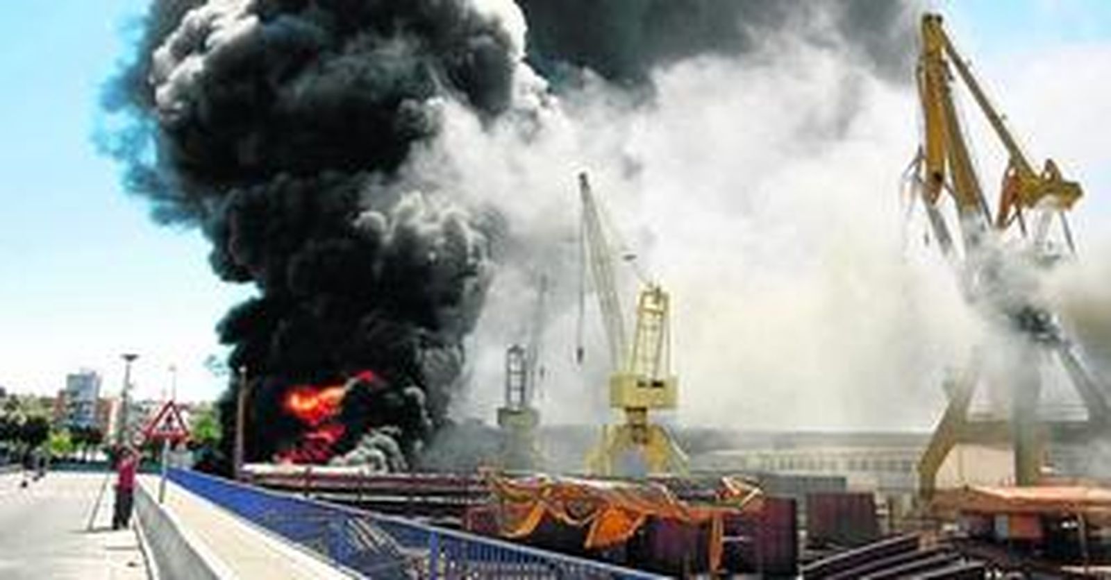 La cortina de humo de Astilleros pudo verse desde varios kilómetros de la capital onubense.