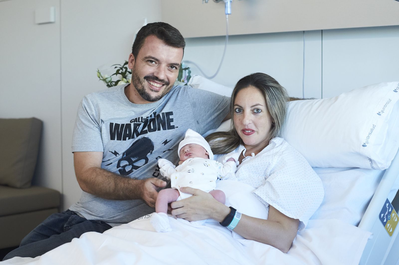 Lidia y Sandro con la pequeña Sandra tras su nacimiento en el nuevo Hospital Materno-Infantil de Quirón en Sevilla.