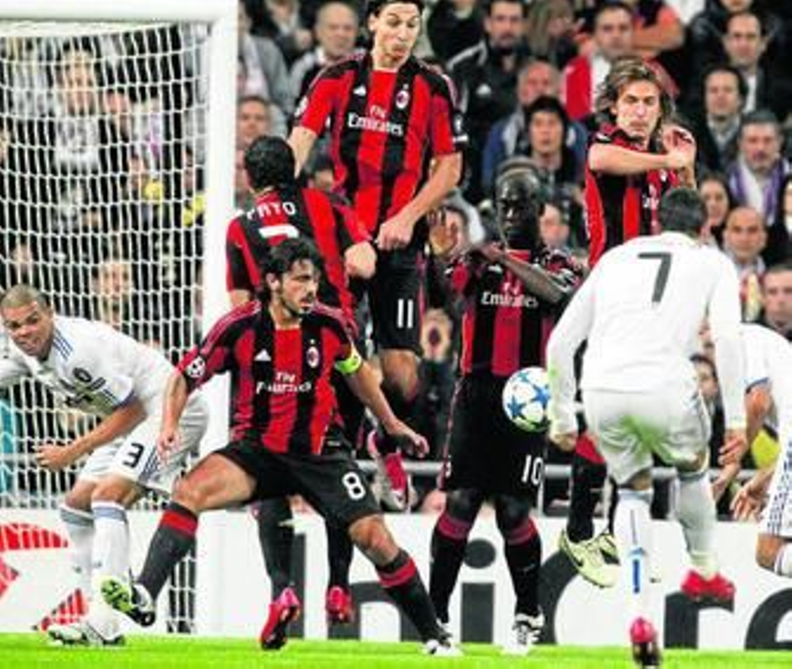 Cristiano Ronaldo lanza la falta del gol, que pasa entre Ibrahimovic y Seedorf.