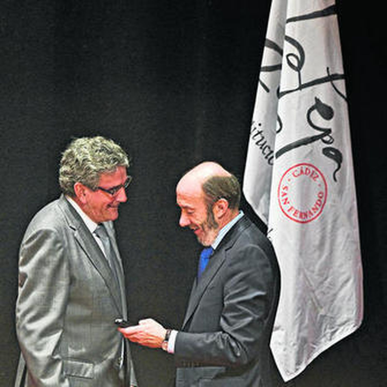 Pérez Rubalcaba y Luis Pizarro en un acto reciente con la bandera de los bicentenarios al fondo.