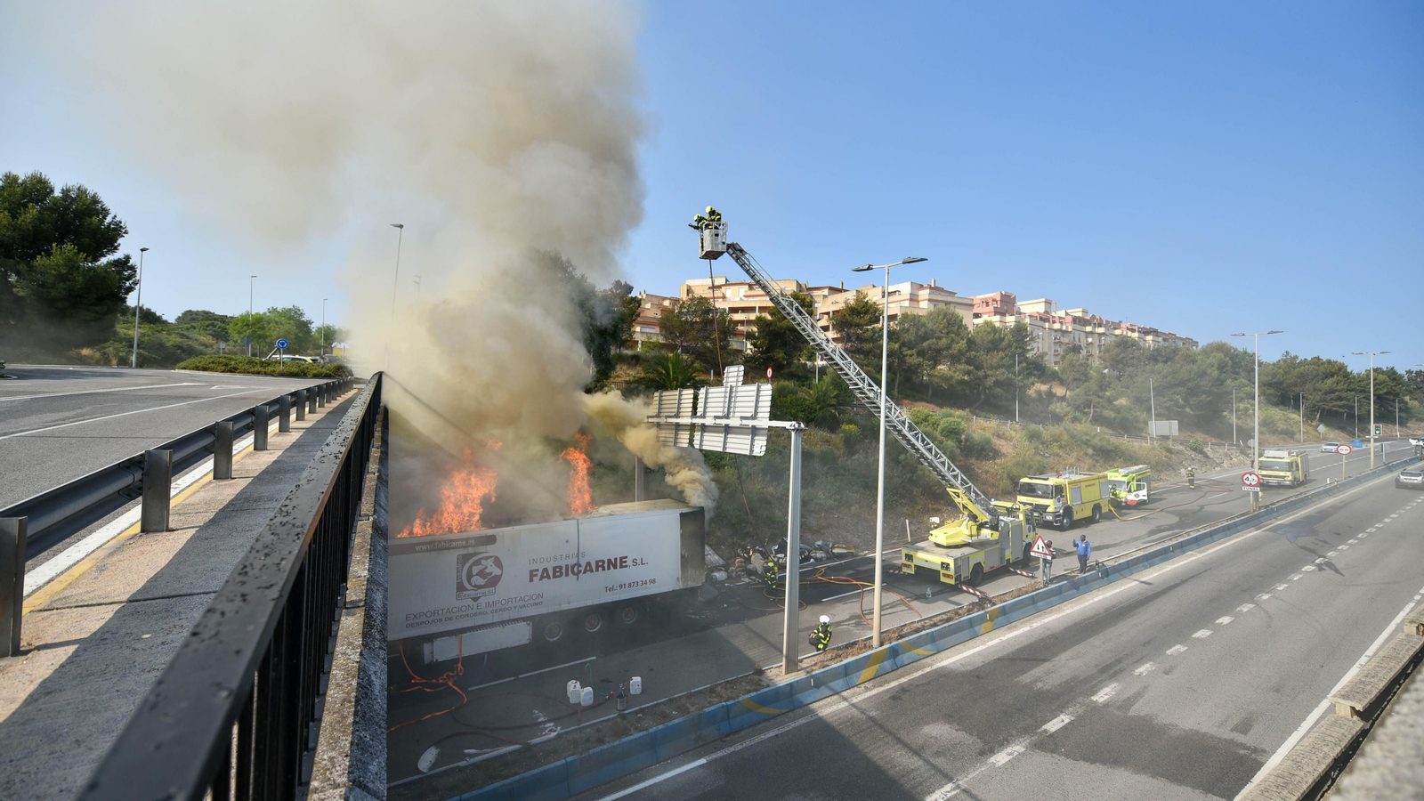 Las fotos del incendio de un camión en el Acceso norte al Puerrto de Algeciras