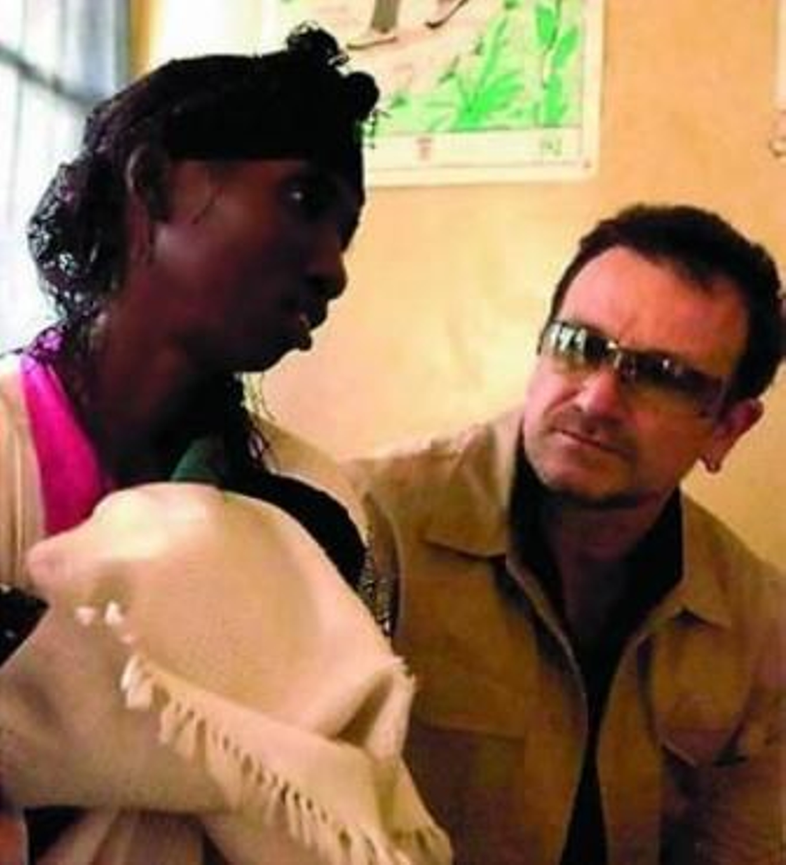 Bono programa una subasta benéfica contra el SIDA