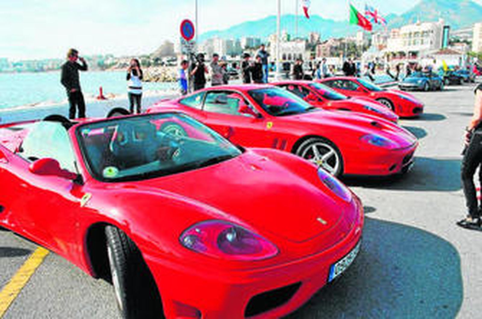 Los Ferrari rojos estacionados en el puerto llamaron la atención de los transeúntes.