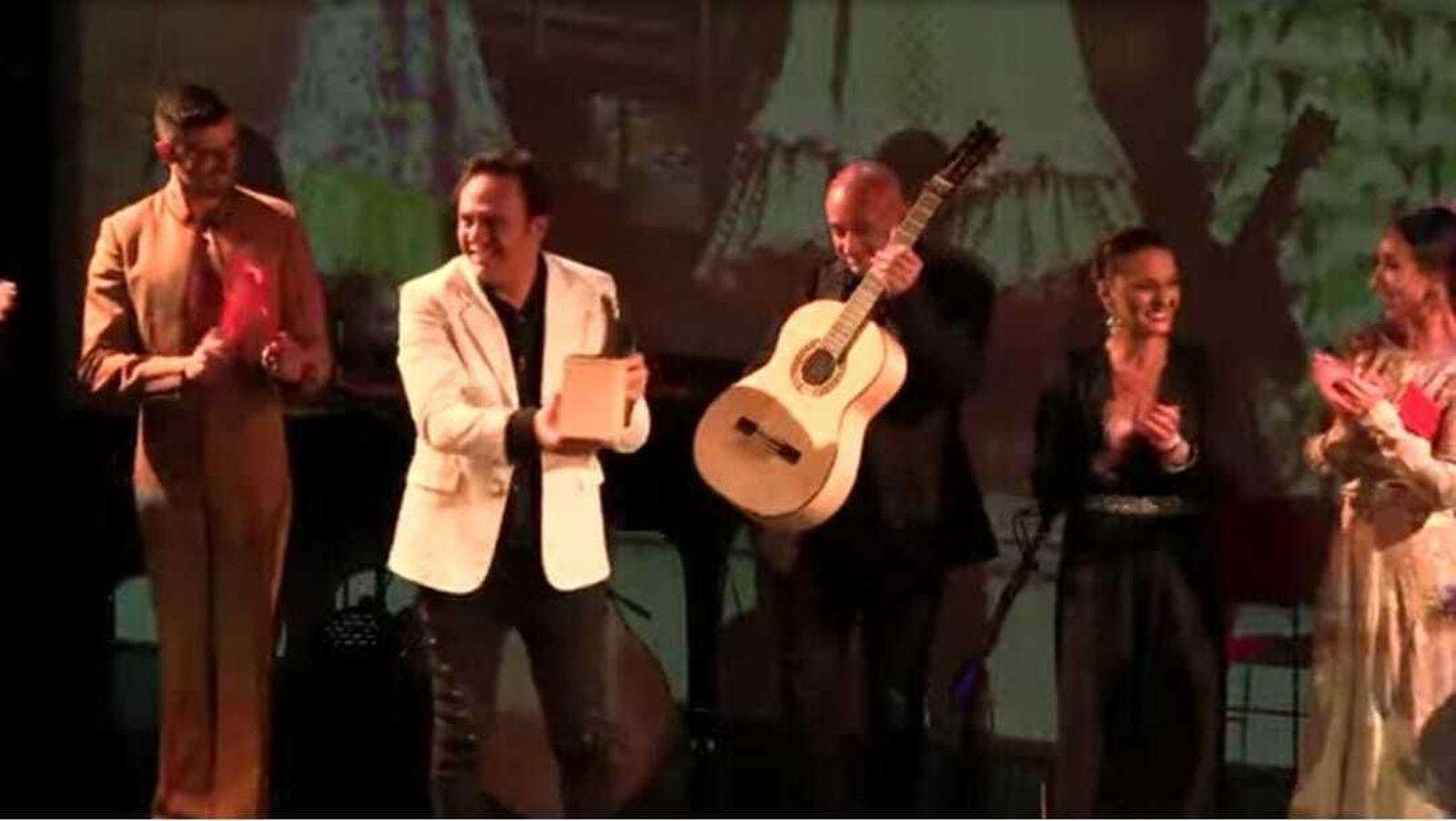 Una imagen de Manolo Carrasco recibiendo el galardón. Una imagen de Manolo Carrasco recibiendo el galardón.