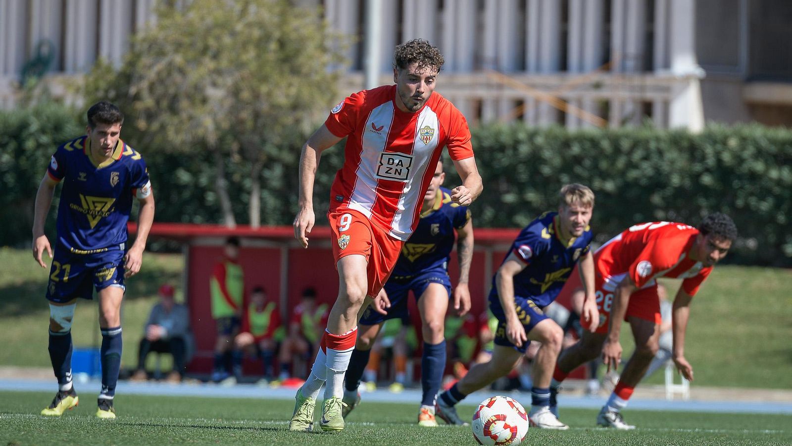 Loren en plena ejecución de la pena máxima con la que adelantó a los rojiblancos.