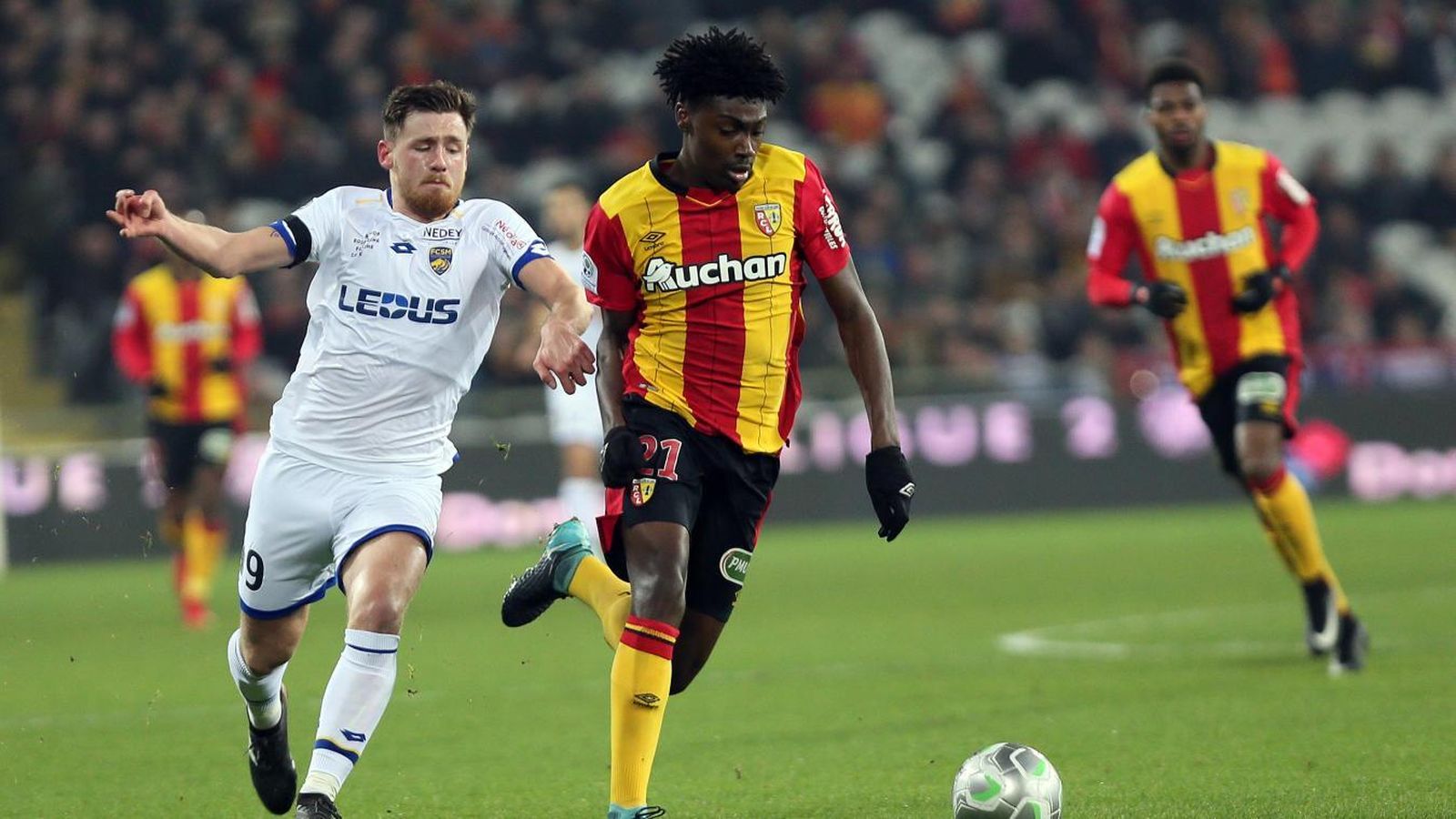 William Bianda disputa el balón en un partido del Lens.