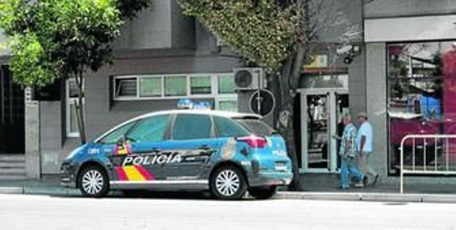 Uno de los edificios de la comisaría del distrito Nervión, que hace tres años que tendría que haber sido trasladada a la Cruz del Campo.