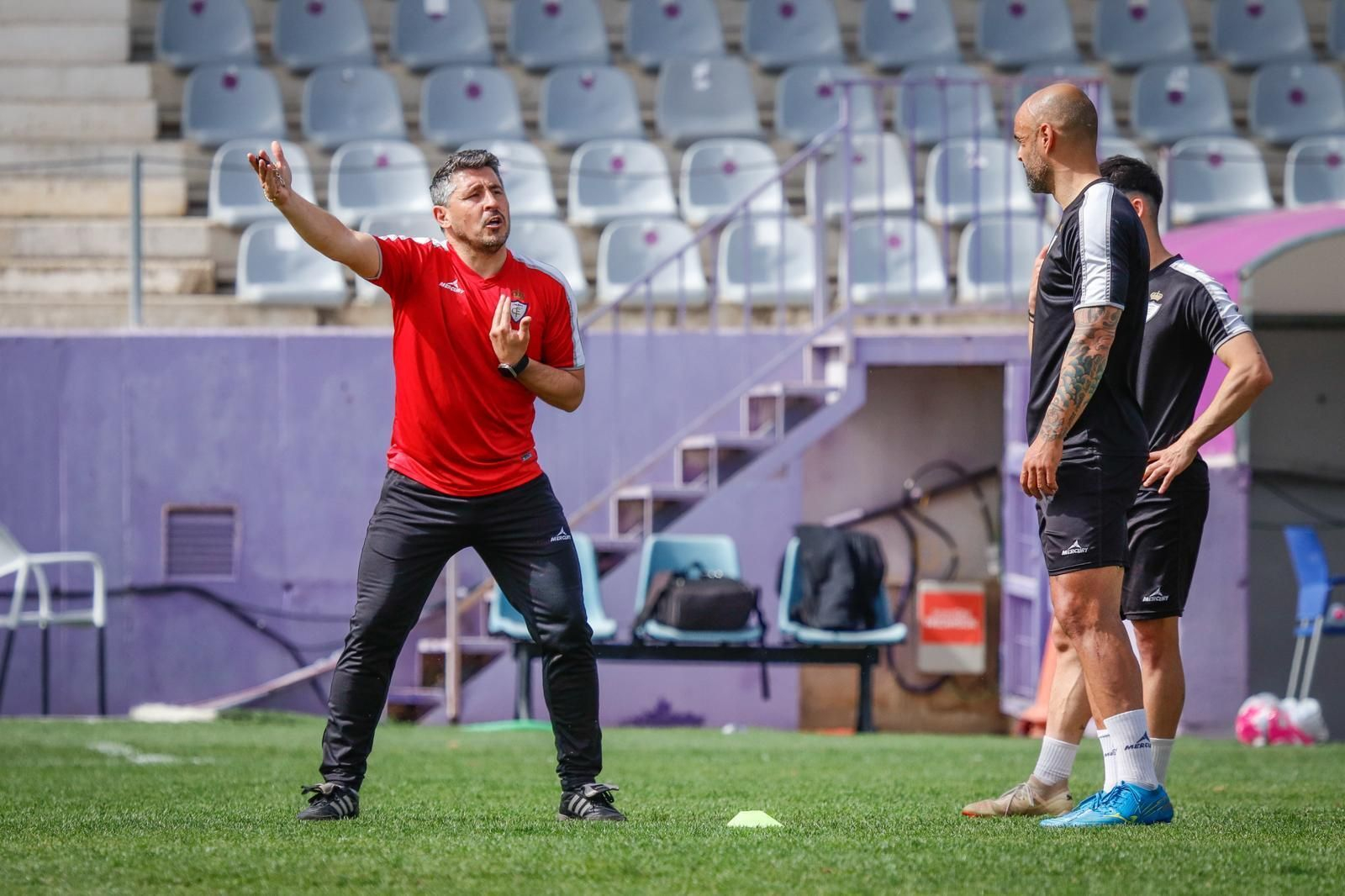 Roberto Peragón explica un ejercicio en una de sus primeras sesiones al frente del Real Jaén.