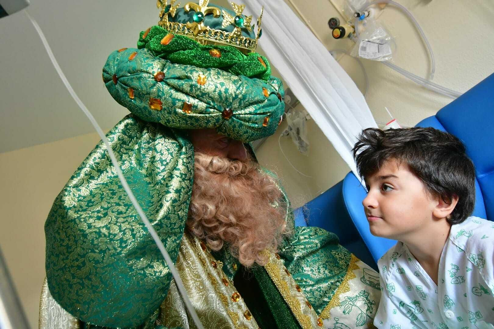 Los Reyes Magos de Cádiz visitan el hospital Puerta del Mar