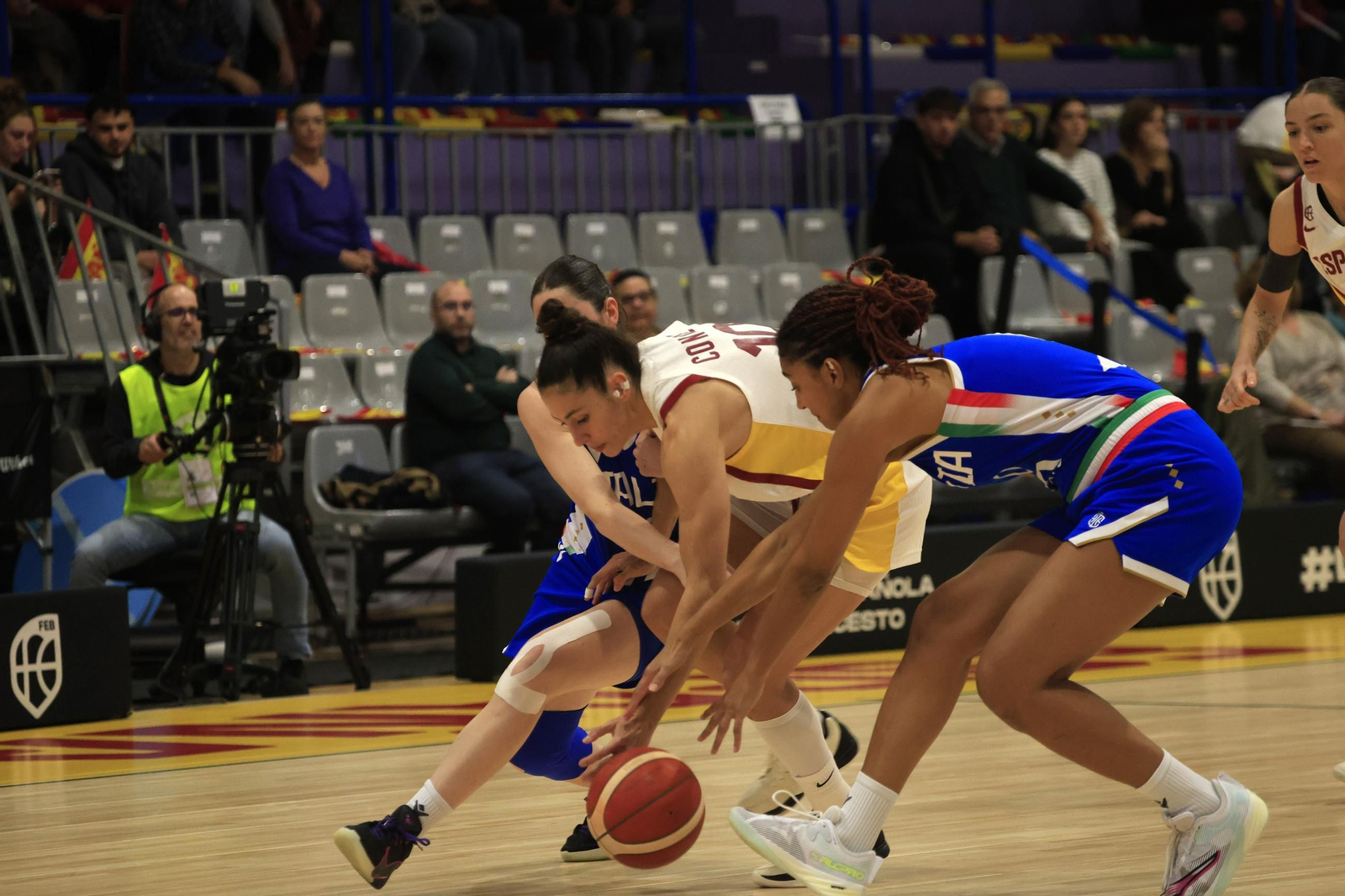 Fotos del partido y ambiente en el España-Italia del Torneo Internacional de Baloncesto Femenino en La Línea