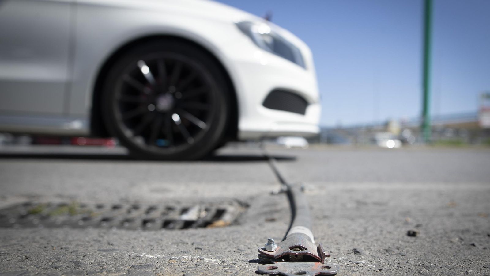 El cable instalado detecta la presión y registra el paso de los vehículos, haciendo estimaciones de densidad