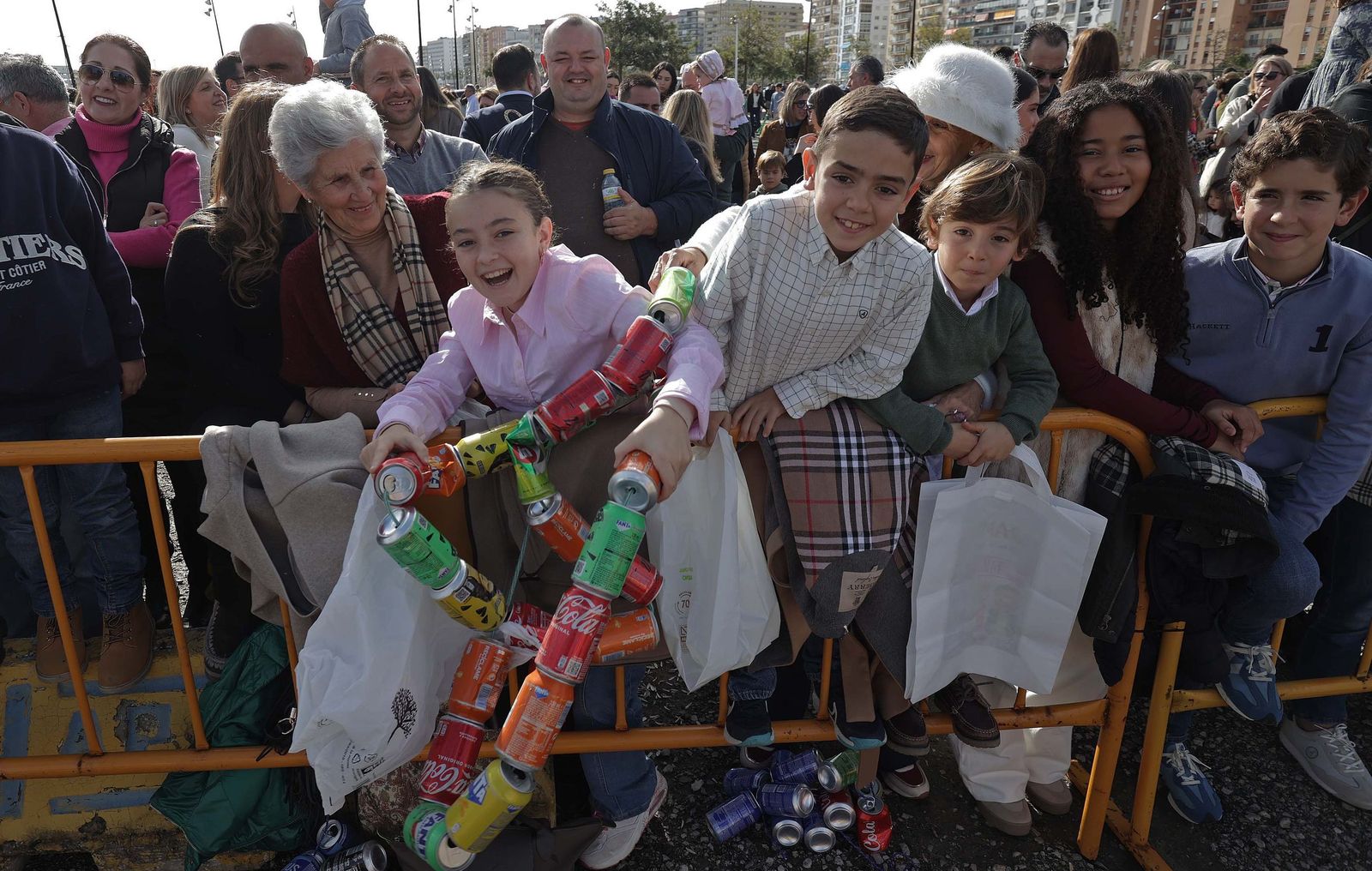 Búscate en el multitudinario arrastre de latas 2026 en Algeciras