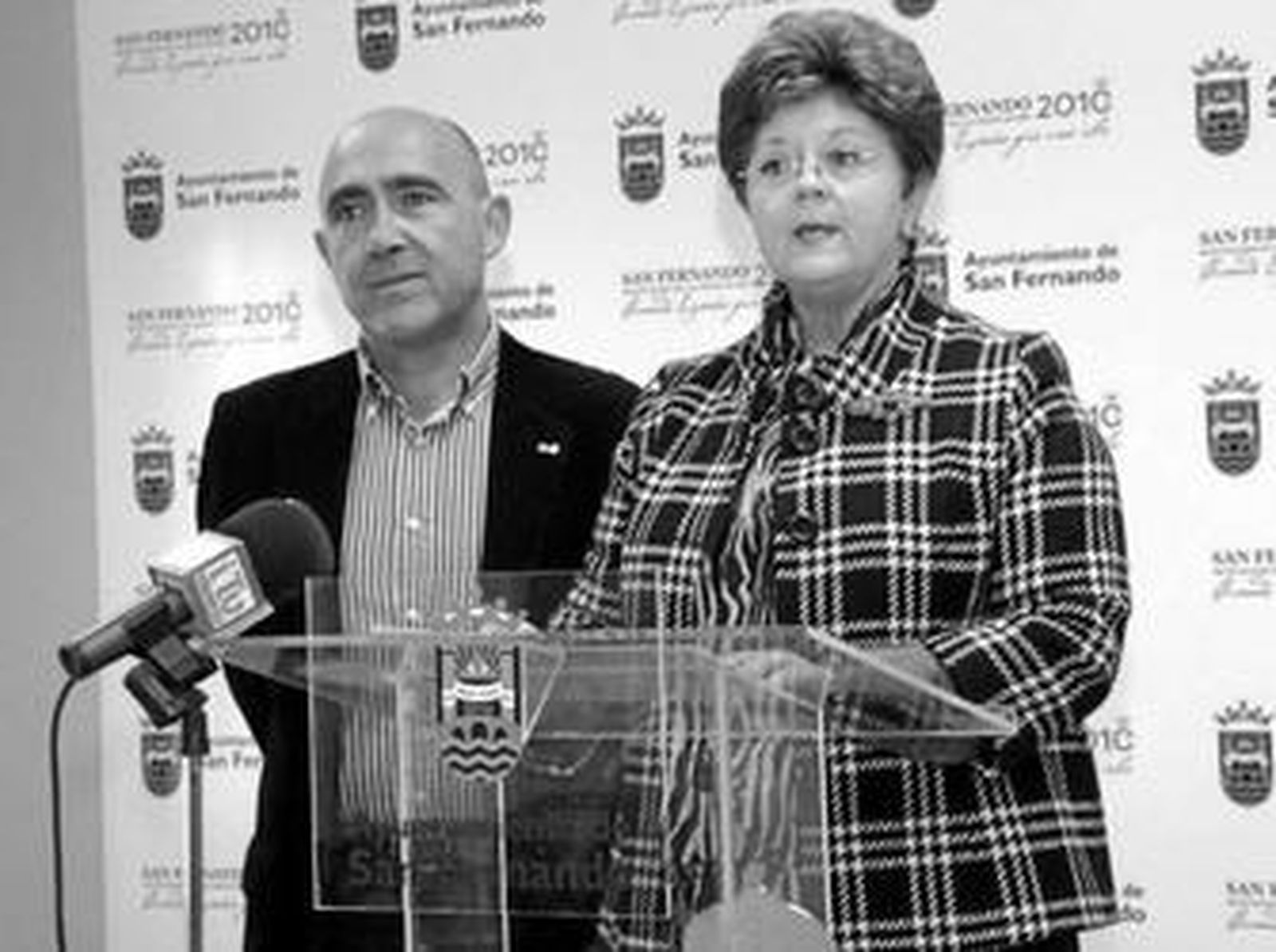 El alcalde, Manuel de Bernardo, junto a la delegada de Economía y Hacienda, Mercedes Espejo, en una rueda de prensa ofrecida esta semana.