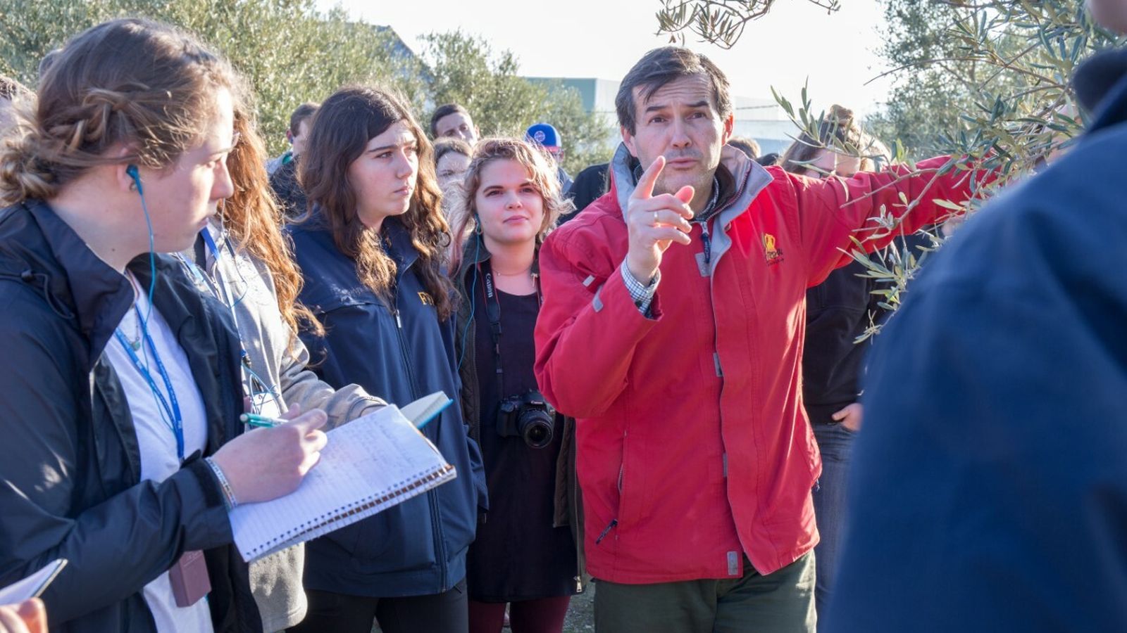 La delegación de la FFA, durante la visita a una explotación, también en Lora de Estepa.