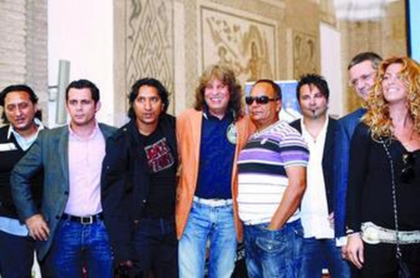 El Pele y El Lebrijano se saludan en presencia de Queco.