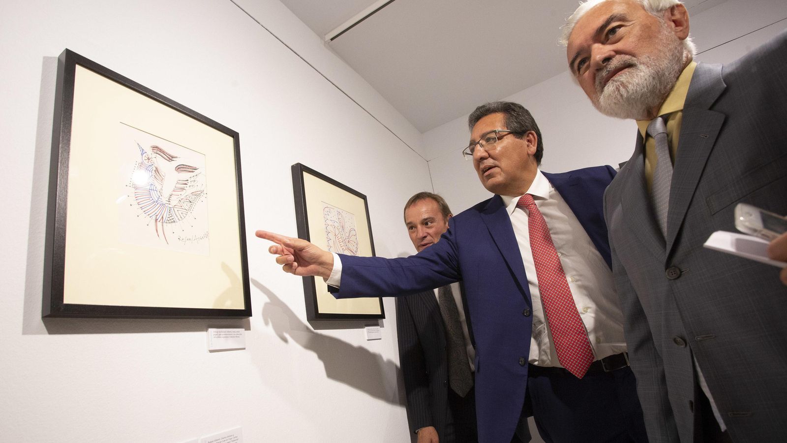 La muestra fue inaugurada por los comisarios, el director de la RAE y el presidente de la Fundación Cajasol.