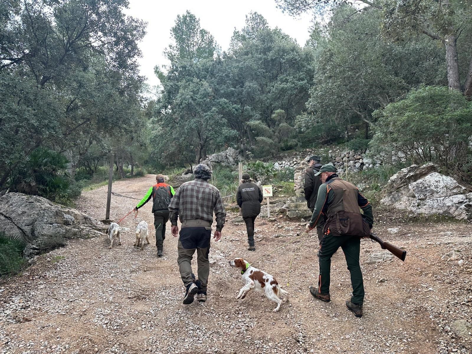 Imagen de archivo de un grupo de cazadores.