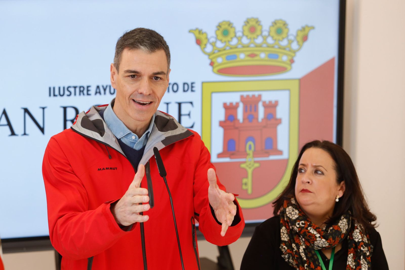 Las fotografías de la visita de Pedro Sánchez al puesto de mando avanzado de San Roque
