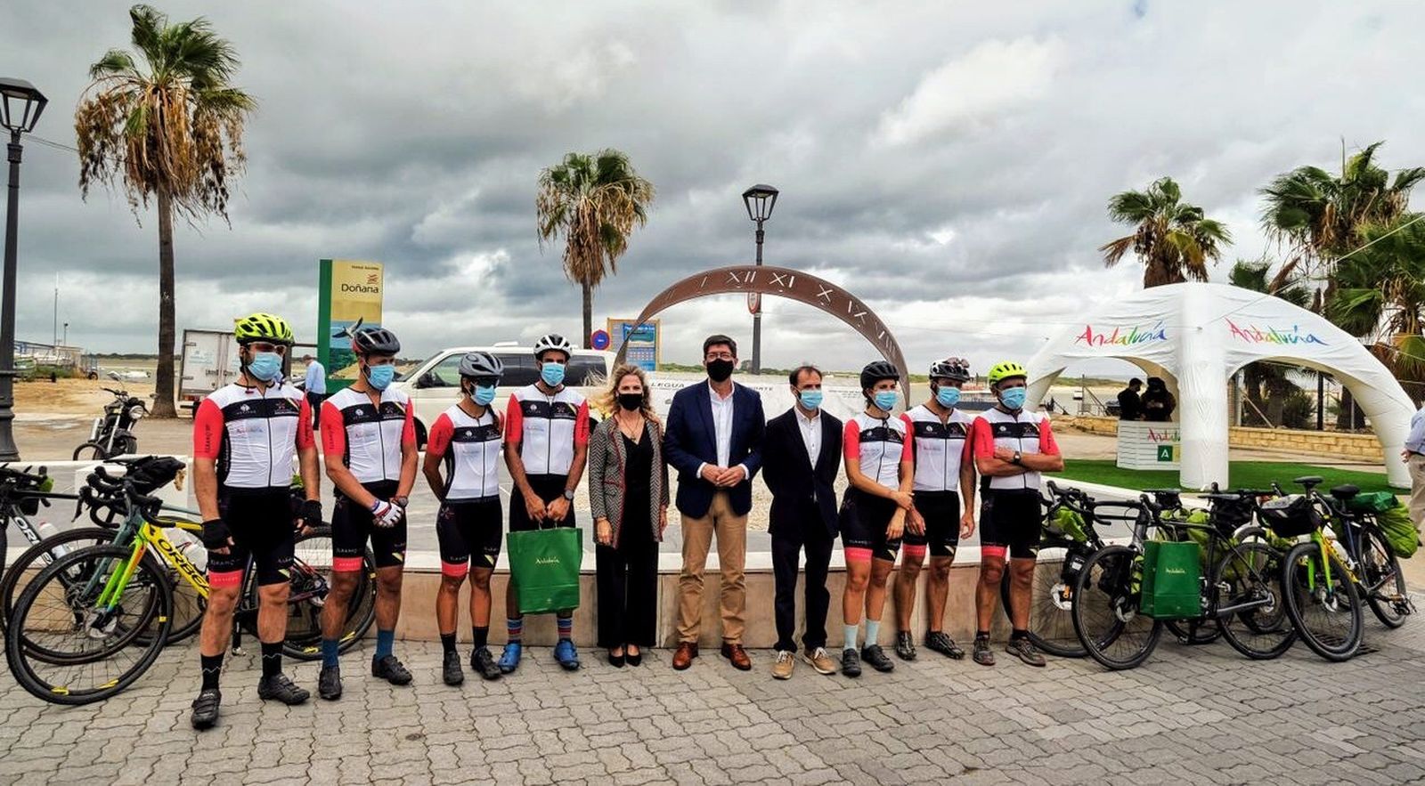La recepción oficial de la ruta ciclista Magallanes-Elcano en Bajo de Guía.