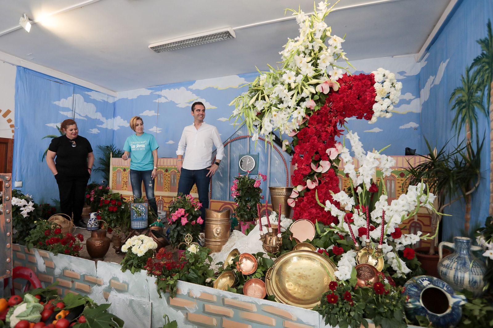 Doce Cruces de Mayo adornan la capital.