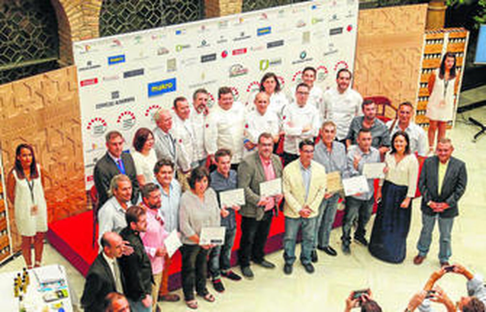 Chefs participantes, ganadores del concurso de la tapa y autoridades, durante la entrega de premios.