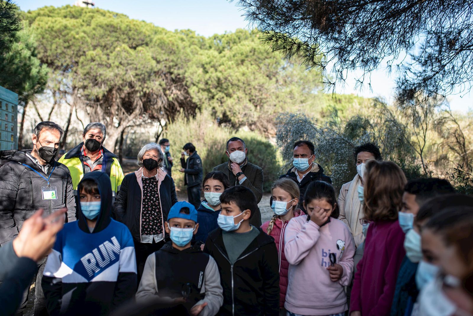 Las autoridades junto con escolares de Moguer en la Laguna Primera durante la mañana de ayer.